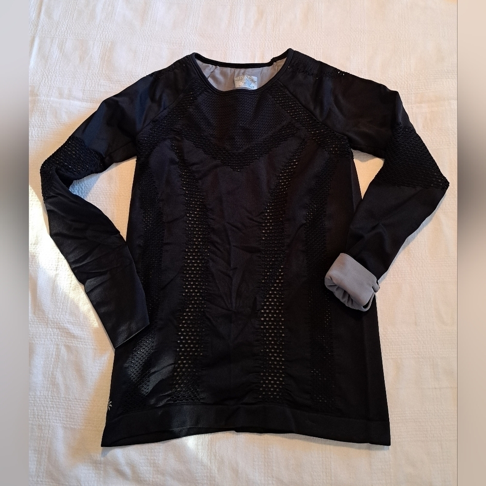 Athleta Black Burpee Laser Cut Double Layer Top Womens Medium Long Sleeve black